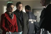 Castle – Kate Beckett (Stana Katic, l.) und Richard Castle (Nathan Fillion, 2.v.l.) müssen Adam Green (Jim Abele, r.), dem Veranstalter einer großen Hundeschau, ein paar unangenehme Fragen stellen ...