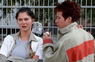 Hinter Gittern - Der Frauenknast – Conny (Kristin Lenhardt, re.) schmiedet Fluchtpläne. Doch noch steht Jule (Anke Rähm) Connys Vorhaben im Weg.