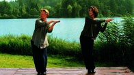 Tele-Gym – Integrales Qi Gong zeigt einen Einblick in die Welt des Qi Gong mit seinen unterschiedlichen Wirkungsweisen und Übungsschwerpunkten aus den verschiedenen Traditionen und Methoden des Daoismus und des Chan (Zen-) Buddhismus. Andreas W. Fritsch und Eva Rehle stellen neben verblüffend einfachen Übungen wie die "Schüttelübung", den "Dreifachen Erwärmer regulieren" und "Stehen wie ein Baum", faszinierende Bewegungsabläufe wie der "Schwimmende Drache", oder die "Meisterübung" vor.