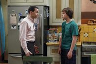 Two and a Half Men – Alan (Jon Cryer, l.) und Charlie beobachten zwei Mädchen, die sich morgens aus Jakes (Angus T. Jones, r.) Zimmer schleichen. Sein Vater stellt ihn zur Rede ...