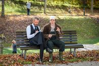 Sturm der Liebe – Erik (Sven Waasner, l.) behauptet vor Gerry (Johannes Huth, r.), sich mit seinem plötzlichen ornithologischen Interesse ablenken zu wollen.