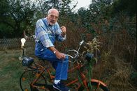 Löwenzahn Classics – Peter Lustig hat den Heimtrainer etwas umgebaut. Er strampelt kräftig: Schon hat er Elektroenergie - und die Lampe brennt.