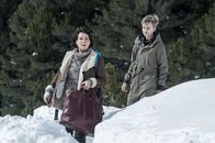 Der Bergdoktor – Aus Angst, ihren Sohn Karl (Lenius Jung, r.) zu verlieren, tritt Sabine Moser (Janina Hartwig, l.) mit ihm die Flucht an.