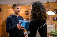 Sturm der Liebe – Max (Stefan Hartmann, l.) überreicht Vanessa (Jeannine Gaspár, r.) ihr Geburtstagsgeschenk.