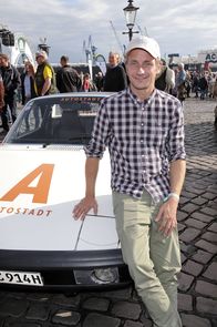 Triebwerk - Das Automagazin – Tim Schrick bei der Zielankunft der Auto Bild Klassik Rallye Die Nordsee Tour an der Fischauktionshalle, Hamburg, 15.09.2018