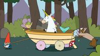 Super Happy Magic Forest – Blümchen wurde in ein Meerjuhorn verzaubert: ein Einhorn mit Meerjungfrauen-Schwanz. An Land muss Blümchen erkennen, dass ihre Schwanzflosse gar nicht nützlich ist, und sie ihren Freunden Arbeit macht. Von links: Herbert, Twinkle, Blümchen, Tupfen und Hufius