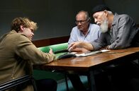 Rentnercops – Klaus Schmitz (Hartmut Volle, 2.v.r.) und Reinhard Bielefelder (Bill Mockridge, r.) verhören Mathis (Carl Benzschawel, l.), wegen dem Überfall auf den Aktivisten.