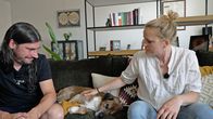 rec. – Hund Angus uns seine Besitzer:innen auf dem Sofa