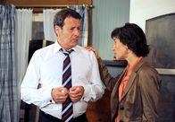 Rote Rosen – ARD ROTE ROSEN FOLGE 1306 Uhr im ERSTEN. Als Gunter (Hermann Toelcke, l.) von einer Biene gestochen wird, gerät Merles (Anja Franke, r.) Terminplan völlig durcheinander.