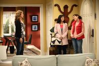 Last Man Standing – (v.li.) Nancy Travis (Vanessa Baxter), Molly Ephraim (Mandy Baxter), Elizabeth Shapiro (Morgan).