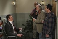 How I Met Your Mother – Lily erfährt, dass sie "extrem" fruchtbar ist. Daraufhin sieht Marshall (Jason Segel, l.) das Problem bei sich und lässt sich testen. Allerdings hat er in der Praxis größte Schwierigkeiten, eine Spermaprobe abzugeben ...