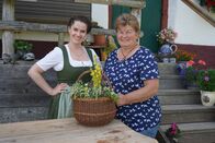 Heimatleuchten – Gisela Widauer zeigt Conny Bürgler (l.) wie man Kräuterbuschen zusammensteckt