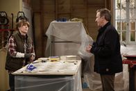 Last Man Standing – Mike (Tim Allen, r.) legt sich mit einer neuen Nachbarin (Patricia Richardson, l.) an, die besonders viel Krach macht und der Nachbarschaft so den letzten Nerv raubt ...