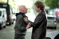 Großstadtrevier – Der gerade aus der Haft entlassene Jo Peters (Tilo Werner, l.) wird von dem brutalen Gangster Karlheinz "Kralle" Brauner (Wolfgang Maria Bauer, r.) bedroht.