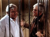 Diagnose: Mord – Mark (Dick Van Dyke, r.) bittet seinen alten Bekannten, den berühmten Anwalt Matlock (Andy Griffith), Jesses Verteidigung zu übernehmen ...