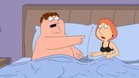 Family Guy – Um die Familienkasse aufzubessern, nimmt Lois (r.) heimlich einen ganz besonderen Job an. Doch wird Peter (l.) hinter ihr Geheimnis kommen?