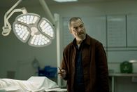 Suspect – Danny (James Nesbitt) will Jackie zwingen, die Obduktion erneut durchzuführen.
