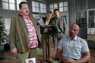 Die Rosenheim-Cops – Korbinian Hofer (Joseph Hannesschläger, l.), Polizist Michi Mohr (Max Müller, 2.v.l.) und Kollege Sven Hansen (Igor Jeftic, 2.v.r.) staunen nicht schlecht, als Kraftpakt Hans Wanninger (Ron Matz, r.) von den Strongest-Man-Wettbewerben berichtet, an denen er und der Ermordete teilgenommen haben.