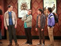 The Big Bang Theory – Während Sheldon (Jim Parsons, l.), Leonard (Johnny Galecki, 2.v.l.), Howard (Simon Helberg, 2.v.r.) und Raj (Kunal Nayyar, r.) darauf warten, einen Platz im Kino für das "Avengers"-Screening zu bekommen, muss Penny sich mit Leonard Mutter herumschlagen ...