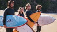 Barons – Snapper Webster (Ben O'Toole), Dani Kirk (Sophia Forrest), Bill 'Trotter' Dwyer (Sean Keenan)und Reg Thompson (Hunter Page-Lochard)