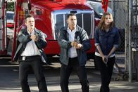 Castle – Ryan (Seamus Dever, l.), Esposito (Jon Huertas, M.) und Kate Beckett (Stana Katic, r.) wollen den Mann dingfest machen, der das Auto, in dem der verschwundene Richard Castle offenbar transportiert wurde, soeben verschrottet hat ...