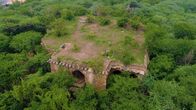 Lost Places – Aus den Dächern des Malcha Mahal wachsen Sträucher und Bäume. Die Treppen verfallen allmählich. Aber es ist ein solider Bau. Er hat Jahrhunderte überdauert.