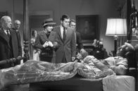 Das letzte Hurra – In seinen letzten Momenten kommen Skeffingtons (Spencer Tracy, re.) Bekannte, Freunde und Familie an seinem Sterbebett zusammen. Sie erweisen ihm die letzte Ehre und würdigen seine Errungenschaften.
