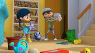 Wissper – Wissper - Gertie steckt fest - Gertie liebt es, schnell wie der Wind durch die Savanne zu rennen. Doch diesmal steht ein Baum im Weg und Gerties Kopf bleibt in einem Papageien-Nest hängen. Piepsinchen wurde von der Papageienmama beauftragt, das Nest aufzuräumen. Nun muss sie hilflos mit ansehen, wie es bei Gerties Befreiungsaktion zu Bruch geht. Doch Wissper weiß, wer den Papageien in Nullkommanichts ein neues Nest bauen kann. Foto: ORF/STUDIO 100 MEDIA. Veröffentlichung honorarfrei nur für redaktionelle Berichterstattung in Sendungszusammenhang und mit Copyrightangabe. Kontakt: foto@orf.at