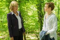 SOKO Stuttgart – Am Tatort konfrontiert Martina Seiffert (Astrid M. Fünderich, l.) Franka Turner (Greta Galisch de Palma, r.) mit dem Tatablauf. Frau Turner hatte das Opfer noch kurz vor dem Mord getroffen.