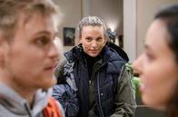 Sturm der Liebe – Coach Nico (Patricia Ivanauskas, M.) sorgt bei Vanessa (Jeannine Gaspár, r.) für ein mulmiges Gefühl, als Max (Stefan Hartmann, l.) mit ihr in den Wald aufbrechen will.