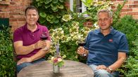 Garten & Lecker – Nach Versmold geht die zweite Gartenreise. Hier beackern Klaus Wagenhuber (r) und Jan Leßmeier (l) ihr Paradies. Der 1,5 Hektar große Landhausgarten gehört zu den schönsten Deutschlands und das Anwesen wird in der Liste der Kulturlandschaft prägenden Hofstellen Ostwestfalens geführt. Im klassisch westfälischen Bauerngarten wachsen Sommerblumen aus Großmutters Zeiten und so viel Gemüse, dass die Naturfreunde fast Selbstversorger sind.