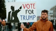 Die Akte Trump – Durch das Attentat auf ihn während einer Wahlkampfveranstaltung im Juli 2024 wurde er für manche Wähler zum Helden.
