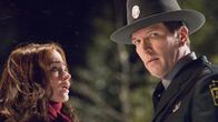 Der eisige Tod – Noch am Unfallort trifft die junge Studentin (Emily Blunt) auf einen örtlichen Polizisten (Martin Donovan), in der Hoffnung aus der eisigen Kälte gerettet zu werden.