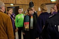 Rentnercops – Klaus Schmitz (Hartmut volle, l.) und Vicky Adam (Katja Danowski, M. mit Schal) befragen die Mädchen, u.a. Anni Fellner (Nele Braun, 2.v.l.) und Gina Perlet (Johanna Hens, 4.v.r.) des Handballteams am Tatort.