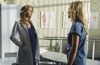 Scrubs - Die Anfänger – Während Turk versucht, einen neuen besten Freund zu finden, bietet Elliot (Sarah Chalke, l.) Lucy (Kerry Bishe, r.) ihre Hilfe an, damit diese mit dem hohen Arbeitspensum zurechtkommt ...