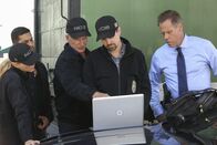 Navy CIS – v.l.n.r.: Emily Wickersham, Wilmer Valderrama, Mark Harmon, Sean Murray, Jack Conley) wurde das Areal mit einer Kugelschreiberkamera gefilmt. Ist auf dem Filmmaterial das Verschwinden des Metro P.D. Kollegen zu sehen?