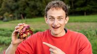 CheXpedition – Checker Julian ist auf seinen fleischlosen Burger schon echt gespannt.