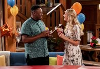 The Neighborhood – Marty Butler (Marcel Spears, l.); Gemma Johnson (Beth Behrs, r.)