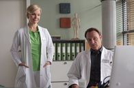 In aller Freundschaft – Dr. Kathrin Globisch (Andrea Kathrin Loewig) und Dr. Martin Stein (Bernhard Bettermann) finden einfach keine Ursache für den Schwindel ihres Freundes und Kollegen Dr. Roland Heilmann.