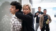 Tatort – Bei der Festnahme von Hakim Khaled (Shadi Eck) sieht sich Martina Bönisch (Anna Schudt) gezwungen, den Gesuchten mit körperlicher Gewalt zu überwältigen. Das Geschehen wird gefilmt - und im Internet vielfach kommentiert.