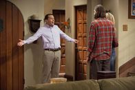 Two and a Half Men – Als Alan (Jon Cryer, r.) aus der Nervenklinik entlassen wird und wieder zu Hause eintrifft, haben Walden (Ashton Kutcher, M.) und Lyndsey (Courtney Thorne-Smith, r.) eine schockierende Neuigkeit für ihn bereit ...