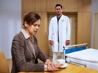 In aller Freundschaft – Prof. Ursula Rakenius (Angela Roy) vergibt jährlich Fortbildungsstipendien. In einem Gespräch unter vier Augen versucht sie Dr. Philipp Brentano (Thomas Koch) zu manipulieren: Sie stellt ihm eines dieser begehrten Stipendien in Aussicht, wenn er sich im Gegenzug für ihre Operation stark macht.