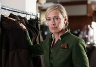 Hauptstadtrevier – ARD HEITER BIS TÖDLICH - HAUPTSTADTREVIER, neue Krimiserie (16 Folgen), Folge 21 "Jagdrevier"50 Uhr im Ersten. Anita Brüneck (Katja Weitzenböck) führt zusammen mit ihrem Ex-Mann ein Geschäft für Jagdmoden und Jagdwaffen.
