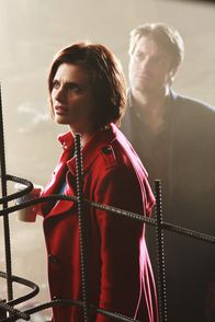 Castle – Kate Beckett (Stana Katic, l.) und Richard Castle (Nathan Fillion, r.) können kaum glauben, was sie am Tatort zu Gesicht bekommen.