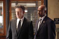 Castle – Ein äußerst seltsamer Fall beschäftigt Roy Montgomery (Ruben Santiago-Hudson, r.) und Agent Westfield (Lyle Lovett, l.) ...