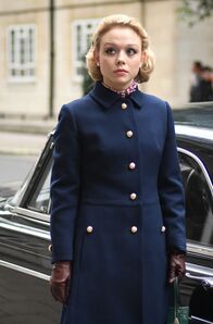A Very English Scandal – Diana (Naomi Battrick) hat etwas, dass Jeremy sucht.