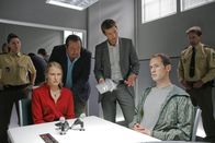 Die Rosenheim-Cops – Die Kommissare Florian Prantl (Andreas Giebel, 3.v.l.) und Sven Hansen (Igor Jeftic, 3.v.r.) vernehmen die Verdächtigen Renate Liebner (Stefanie von Poser, 2.v.l.) und ihren Freund Arno Steger (Julian Manuel, 2.v.r.).