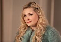 Scream Queens – Ermittler decken interessante und verdächtige Informationen über Chanel #5 (Abigail Breslin) und über Graces Mutter auf ...