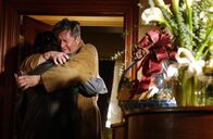 Gilmore Girls – Richards (Edward Herrmann) Mutter verstirbt unerwartet. Als Emily bei der Organisation der Beerdigung auf einen Brief von Trixie an Richard stößt, hört sie abrupt mit der Planung auf und alles bleibt an Lorelai hängen ...