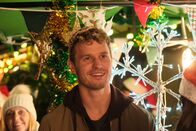 Beyond Paradise – Der polizeibekannte Josh Woods (Chris Jenks) ist offenbar selbst Opfer eines Einbruchs geworden.